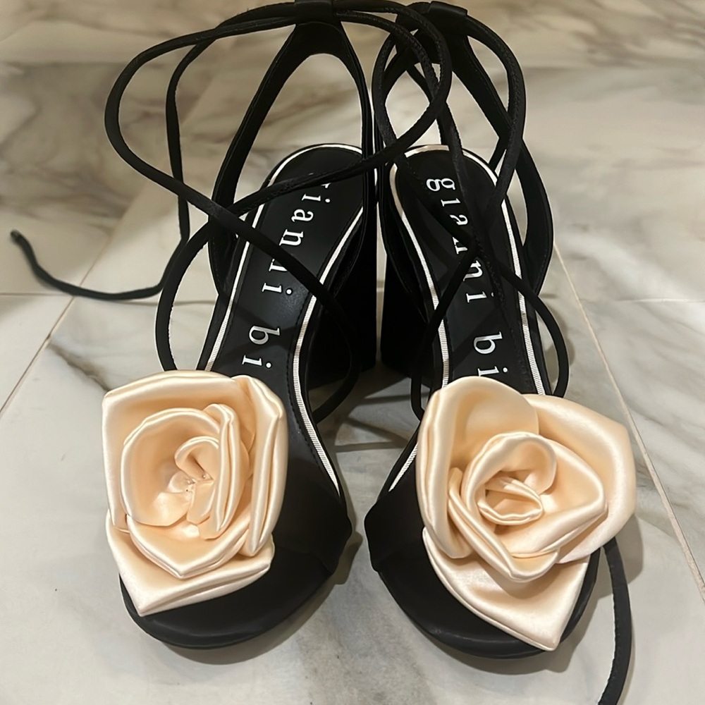 Brand new never worn - Gianni bini Block flower ankle tie heel